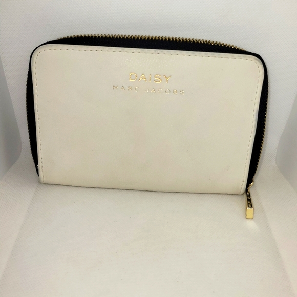 Marc Jacobs Handbags - Daisy By Marc Jacobs Faux White Leather Zip Up Wallet Pouch